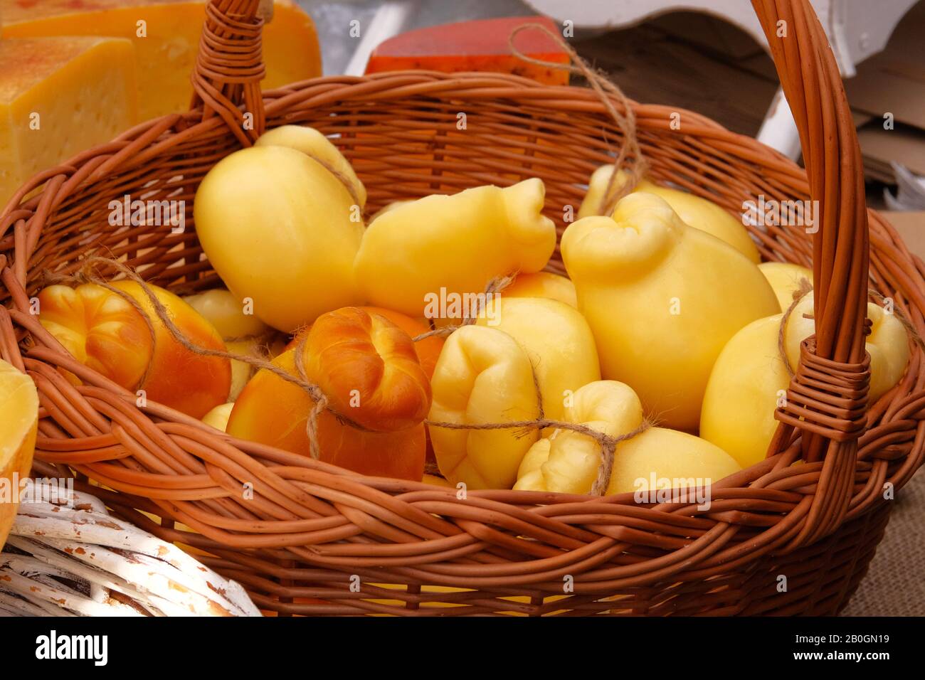 Formaggi tradizionali fatti in casa in vendita sul mercato agricolo rurale. Produzione e vendita di formaggi nei mercati locali. Foto Stock