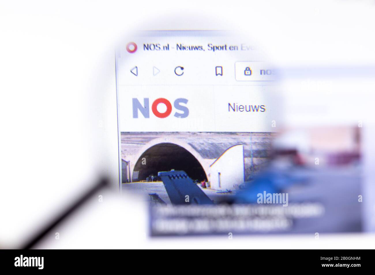 Los Angeles, California, Stati Uniti - 18.02.2020: Pagina del sito Web NOS con logo di primo piano. Icona del sito Nos.nl sullo schermo, editoriale Illustrativo Foto Stock