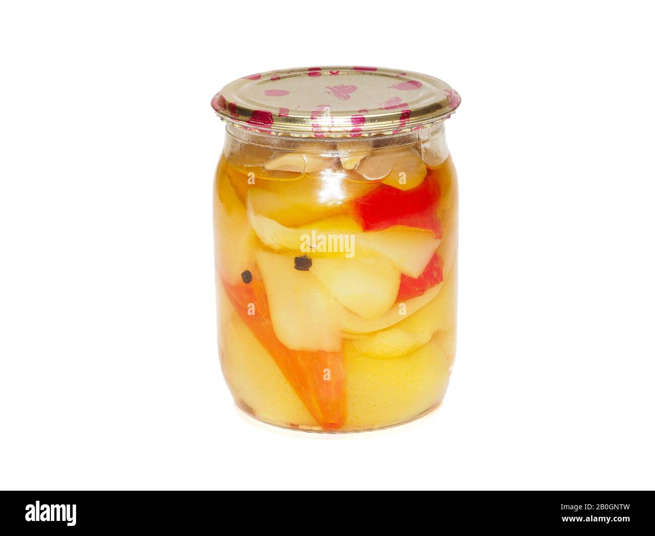 Peperoni dolci conservati in un vaso di vetro con tappo di metallo su sfondo bianco, sottaceti ecologial fatti in casa Foto Stock