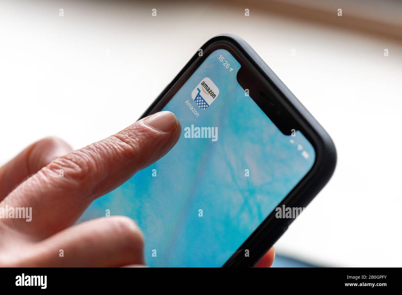Parigi, Francia - Febbraio, 20, 2020 : icona dell'applicazione di acquisto Amazon sul primo piano della schermata di Apple iPhone. Icona dell'app Amazon per lo shopping. App Amazon mobile Foto Stock