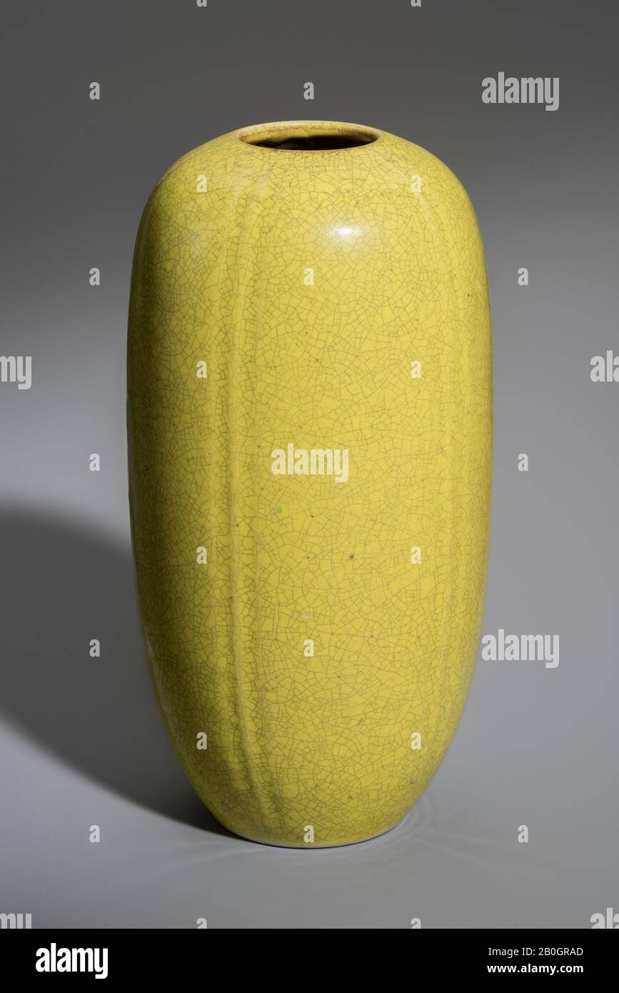 Cinese, Vaso, Porcellana, Altezza: 2 13/16 In. (7,1 cm Foto Stock