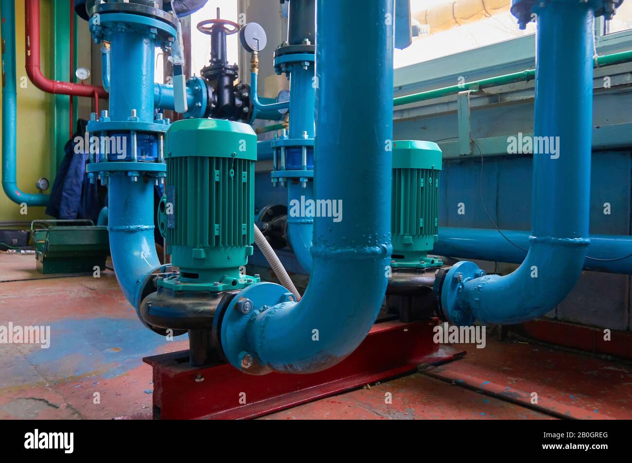 Motori a fessura verticale su pompa condotto dell'acqua colorato in blu. Foto Stock