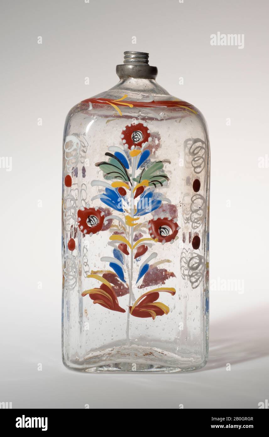 Maker sconosciuto, Cordiale Bottiglia, c. 1775–1810, vetro Incolore, smalto e peltro, altezza: 6 1/8 in. (15,6 cm Foto Stock
