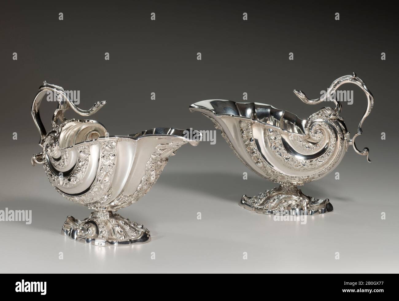 Paul Crespin, inglese, 1694–1770, Coppia di Barche Sauce, 1746/47, Argento, [1] 6 3/16 x 8 1/2 x 4 in. 15,7 x 21,6 x 10,2 cm; peso troy: 21,7 toz (674,9 g Foto Stock