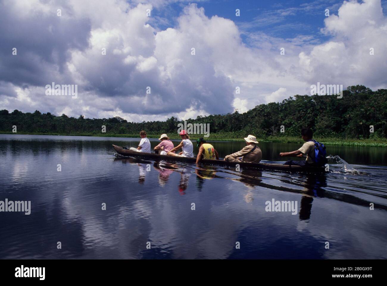 ECUADOR, BACINO AMAZZONICO, RIO NAPO, FORESTA PLUVIALE, TURISTI IN CANOA Foto Stock