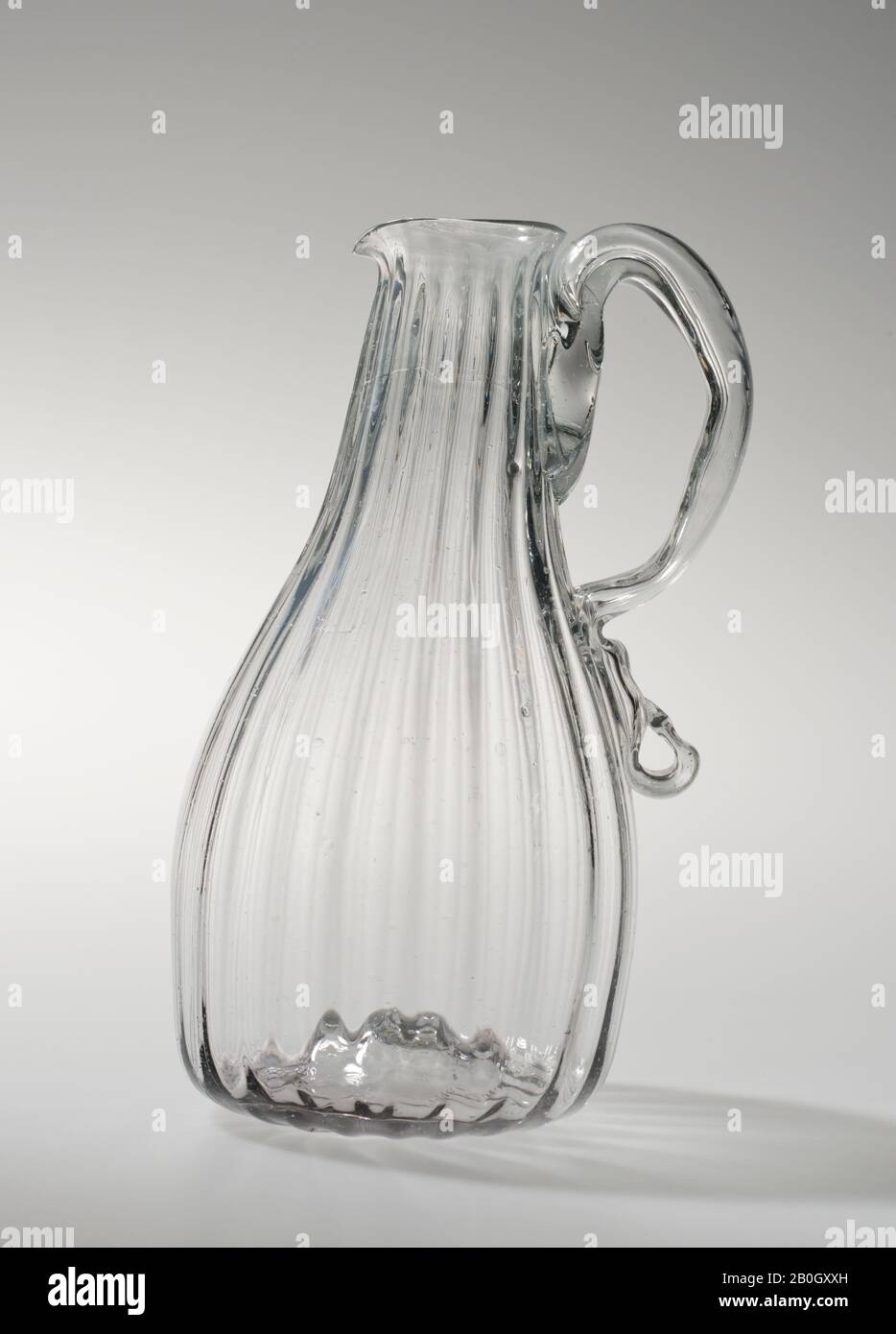Maker sconosciuto, Cruet, c. 1900–20, vetro Incolore, altezza: 5 3/4 poll. (14,6 cm Foto Stock