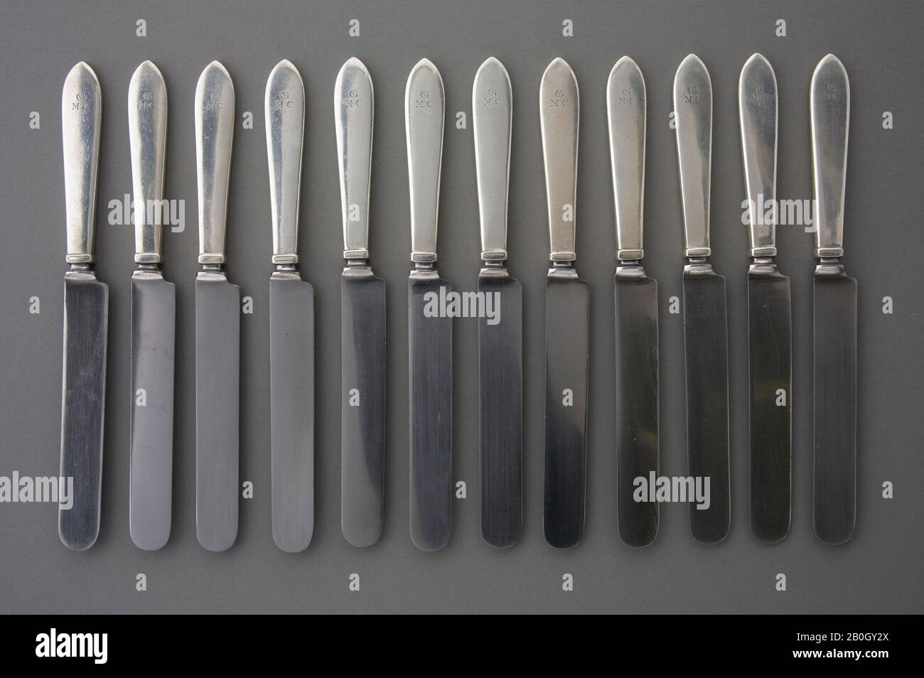 Charles Brown, americano, attivo 1911–1936, Arthur J. Stone, (americano, 1847–1938), Twelve Place Knives, dinner size, 1908–36, argento fuso A Mano Foto Stock