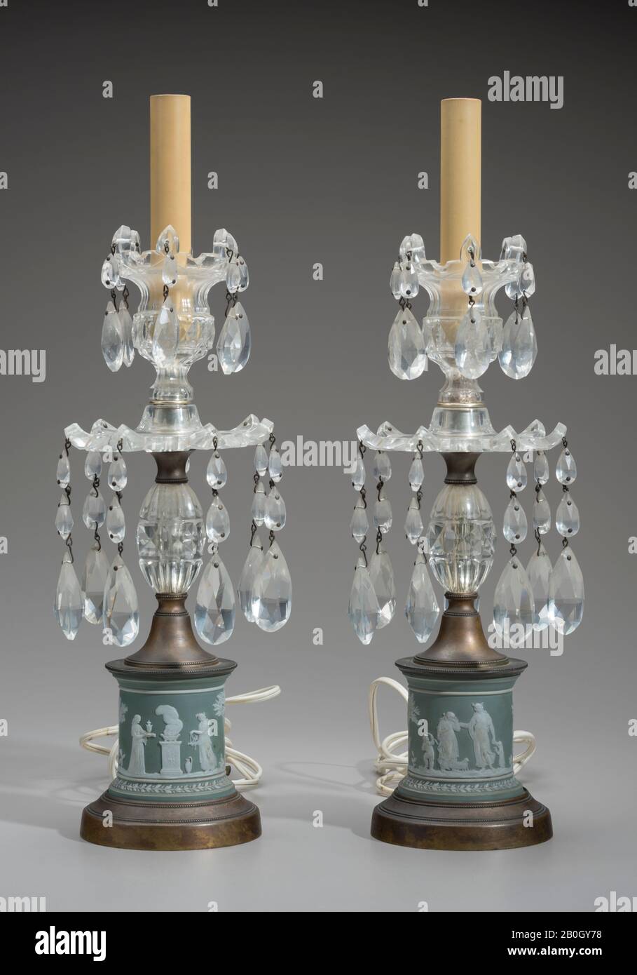 Wedgwood, inglese, fondata 1759, Wedgwood e Cut-Glass Candlesticks (coppia), 19th secolo, porcellana e vetro Foto Stock