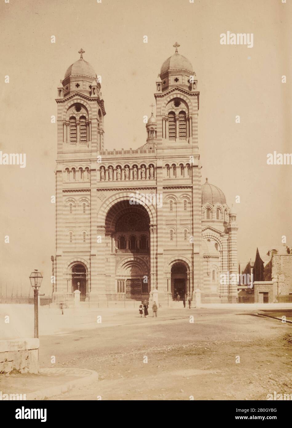 Adolphe Terris, Francese, 1820–1900, Vista della Cattedrale dal cortile, c. 1879, stampa Albumen da collodio-su-vetro negativo, Totale: 10 1/4 x 8 3/16 in. (26,1 x 20,8 cm Foto Stock