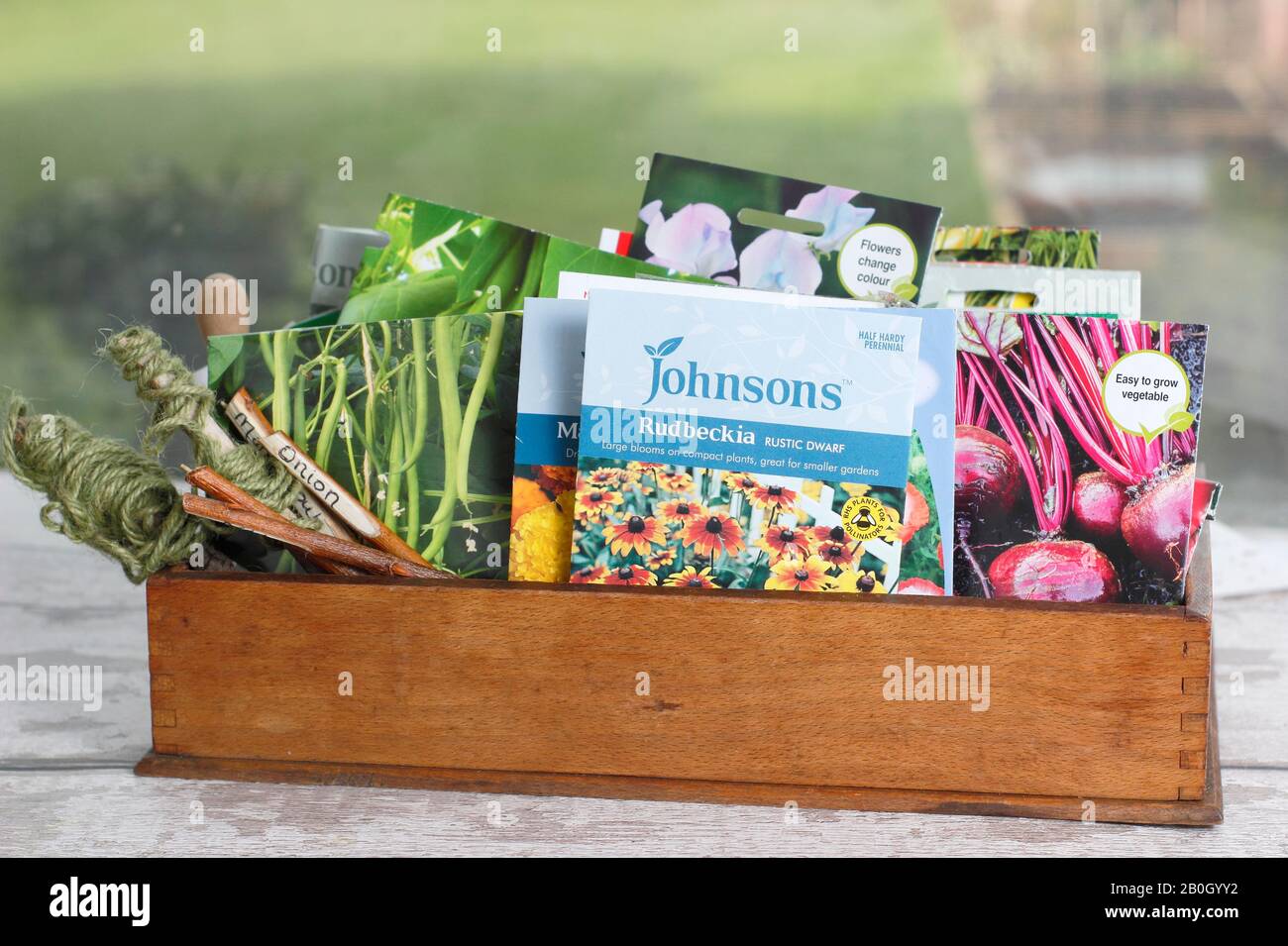 Pacchetti di semi vegetali e di fiori in una scatola di legno. REGNO UNITO Foto Stock