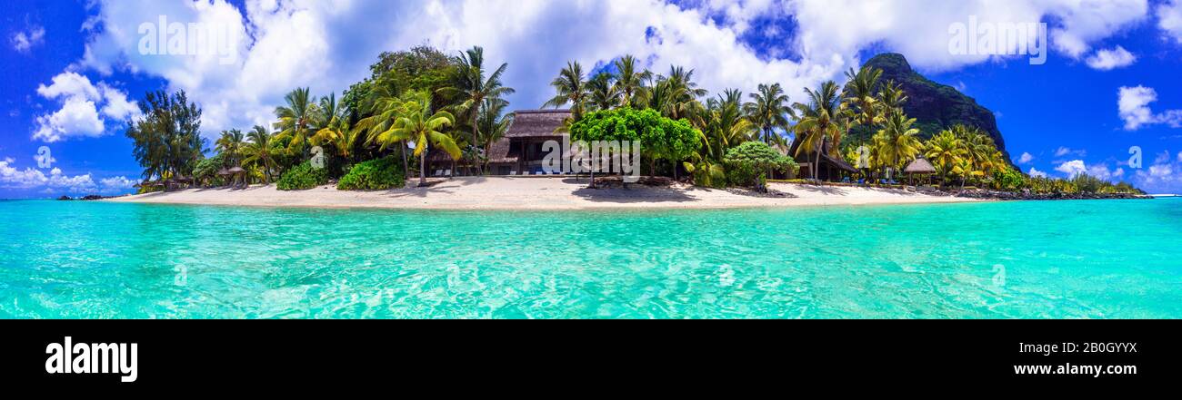 Paesaggio tropicale dell'isola. Mauritius con belle spiagge e resort di lusso. Vacanze tranquille e rilassanti Foto Stock