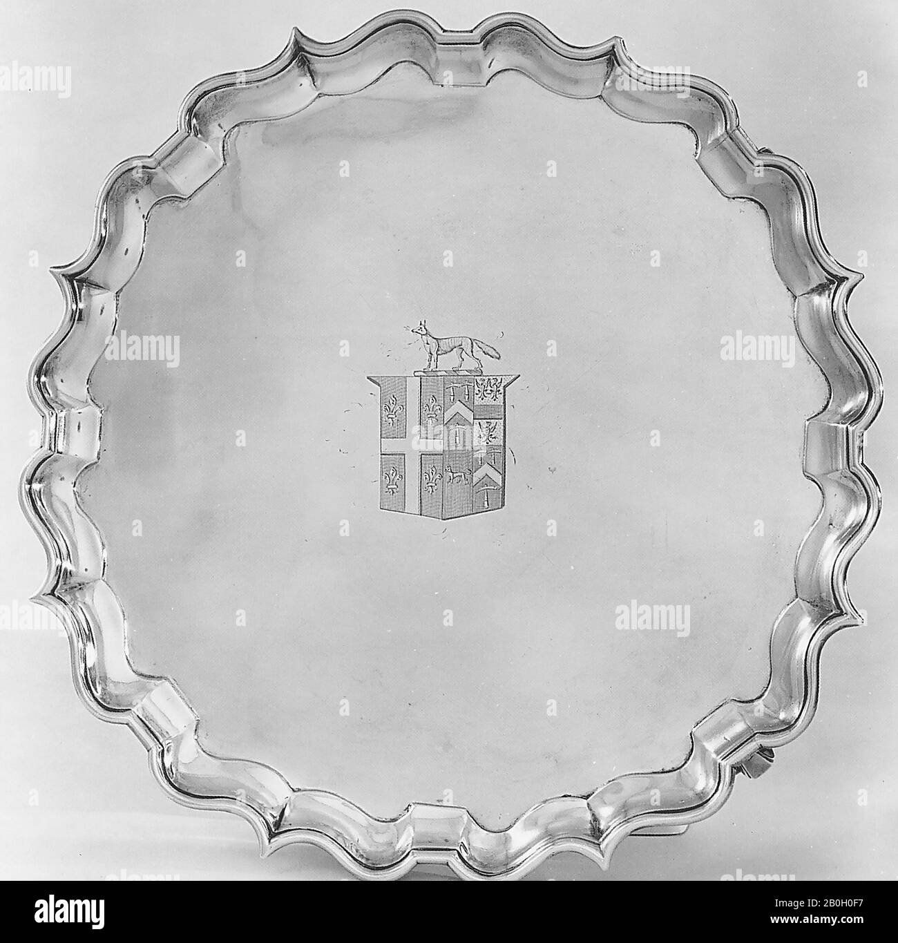 Charles Hatfield, British, Active 1727–1800, Salver, 1732/33, Silver, 14 11/16 x 2 x 14 11/16 x 14 11/16 in. (37,3 x 5,1 x 37,3 x 37,3 cm Foto Stock