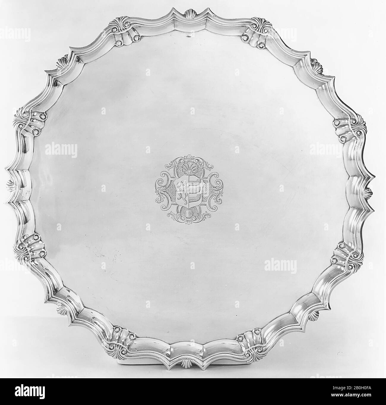 George Hindmarsh, British, Active 1731–1775, Salver, 1735/36, Silver, Overall: 19 9/16 x 2 1/8 in. (49,7 x 5,4 cm Foto Stock