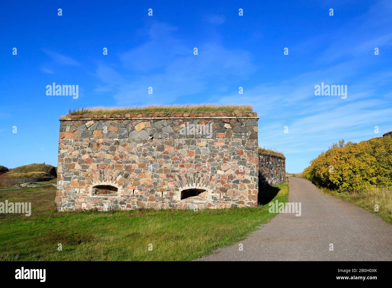 Fortificazioni e paesaggi a Suomenlinna il giorno soleggiato di ottobre. La Fortezza del mare di Suomenlinna a Helsinki, Finlandia, è un sito patrimonio dell'umanità dell'UNESCO Foto Stock