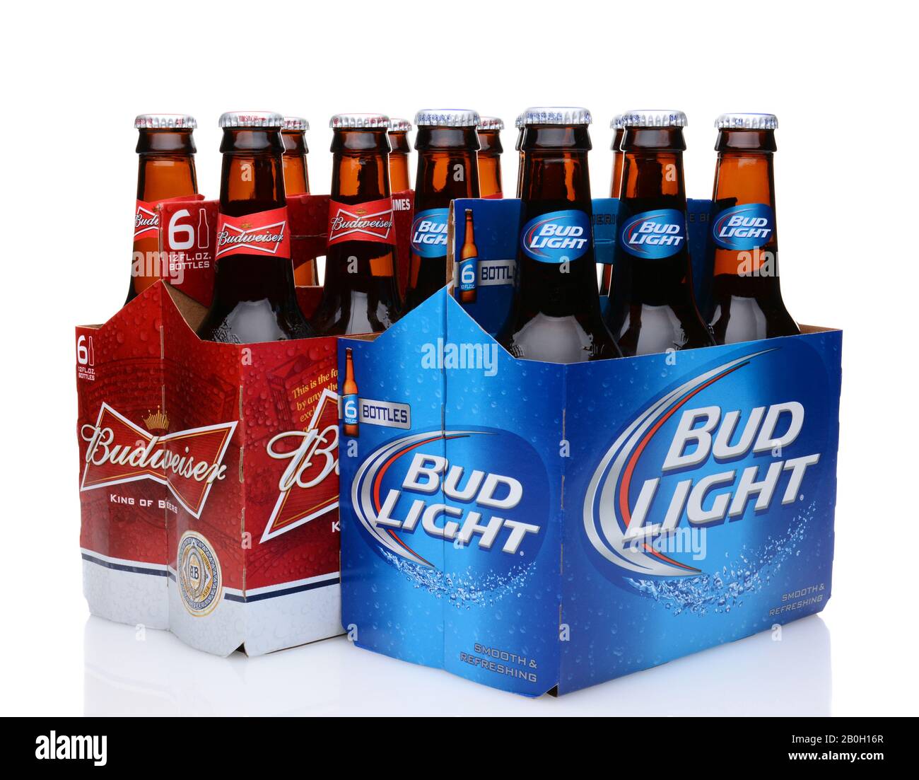 Irvine, California - 27 MAGGIO 2014: 6 confezioni di birre Bud Light e Budweiser. Da Anheuser-Busch InBev, Bud Light è il numero di vendita di una birra nazionale in Foto Stock