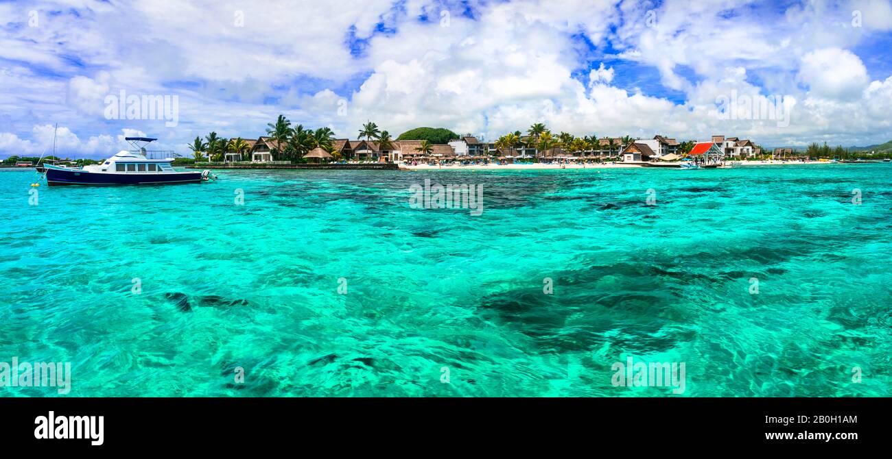 Isola di Mauritius resort. Blue Bay con acque cristalline. Paesaggio tropicale dell'isola Foto Stock