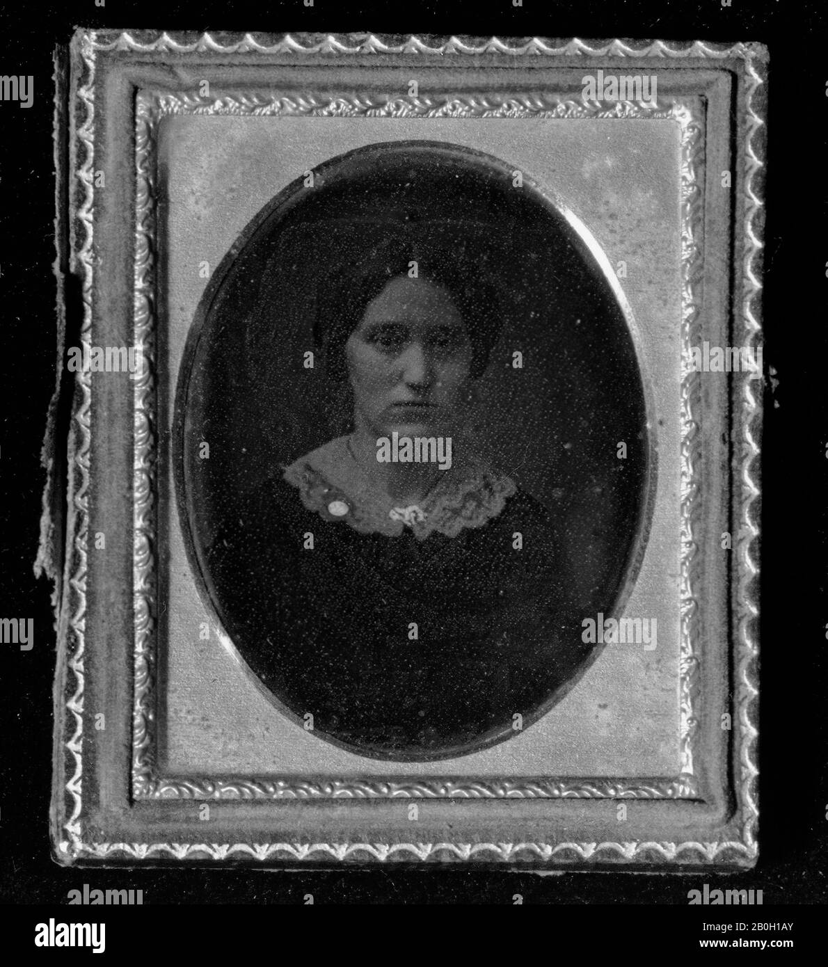 Sconosciuto, Ritratto di una donna in abito nero con Collo in pizzo, Daguerreotype, caso: 2 15/16 x 2 1/2 in. (7,4 x 6,3 cm Foto Stock