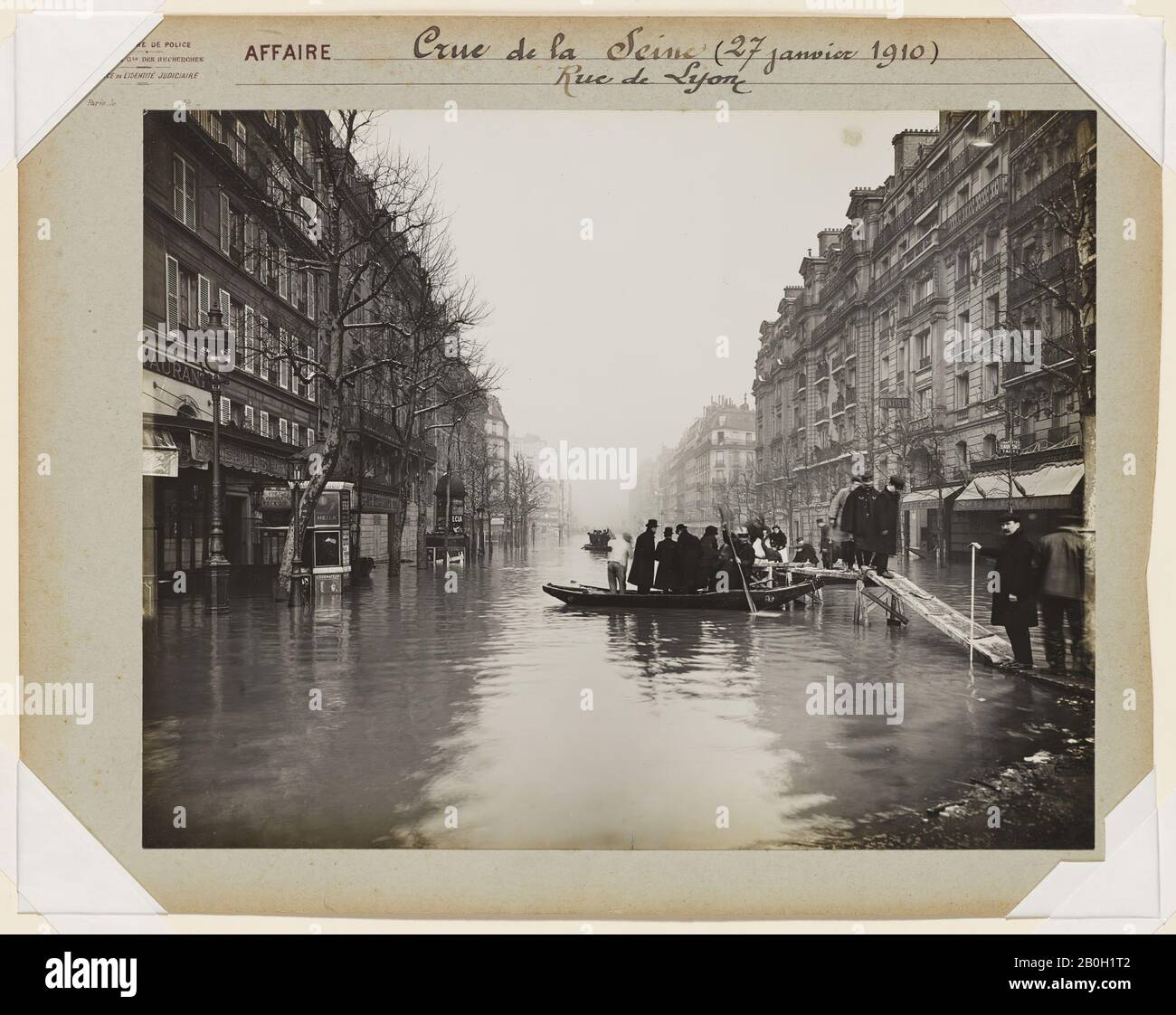 Anonimo (Préfecture de Police, Parigi), francese, Inondazione della Senna (31 gennaio 1910), Rue de Lyon, 1910, Stampa gelatina argento, immagine: 11 5/16 x 8 3/4 in. (28,7 x 22,3 cm Foto Stock