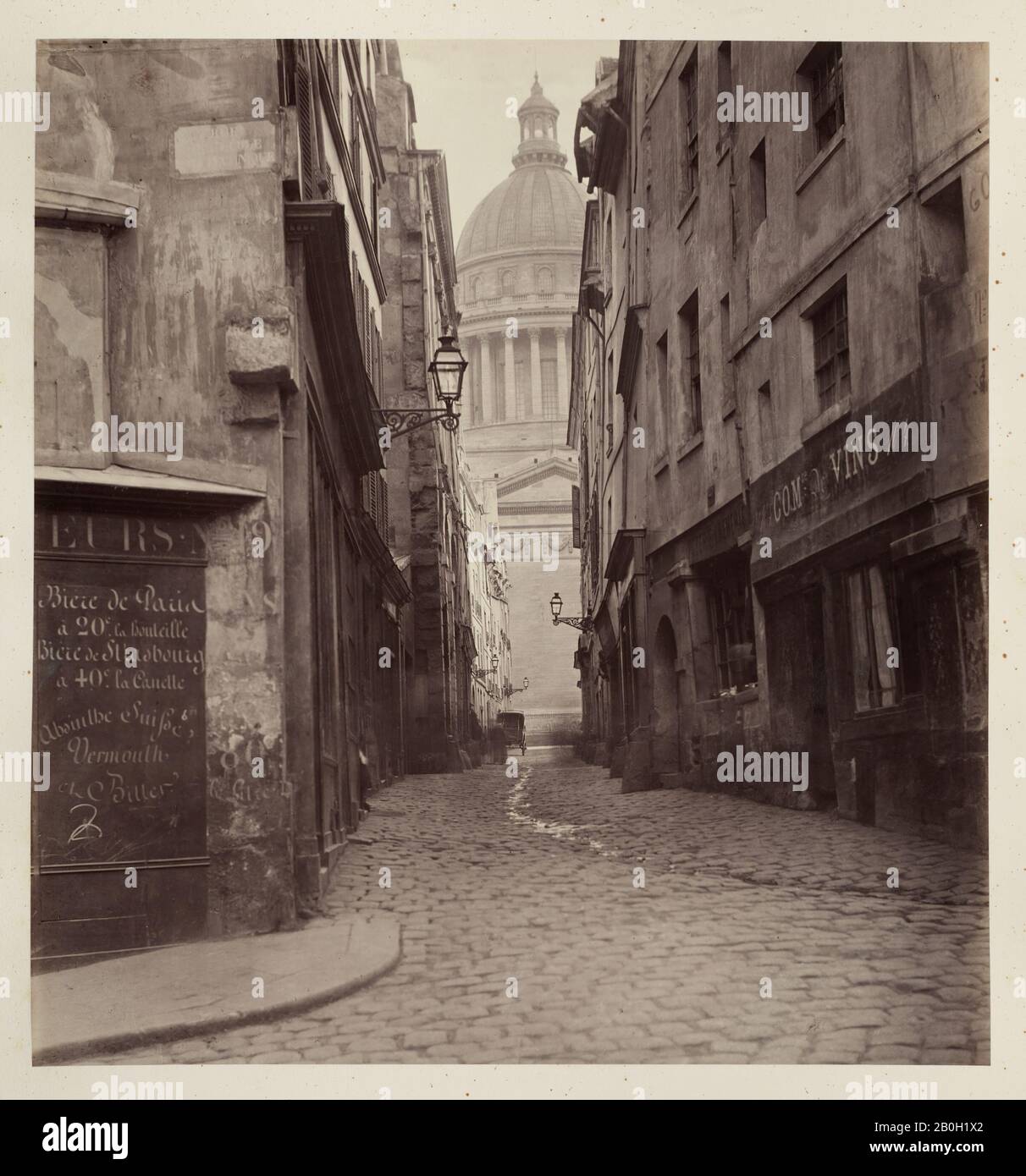 Charles Marville, francese, 1816–1879, Rue des Sept-Voies de la rue Saint. Hilaire (con Pantheon), 1865–69, stampa Albumen da collodio umido-su-vetro negativo su supporto litografato, immagine: 11 5/16 x 10 1/2 in. (28,7 x 26,7 cm Foto Stock