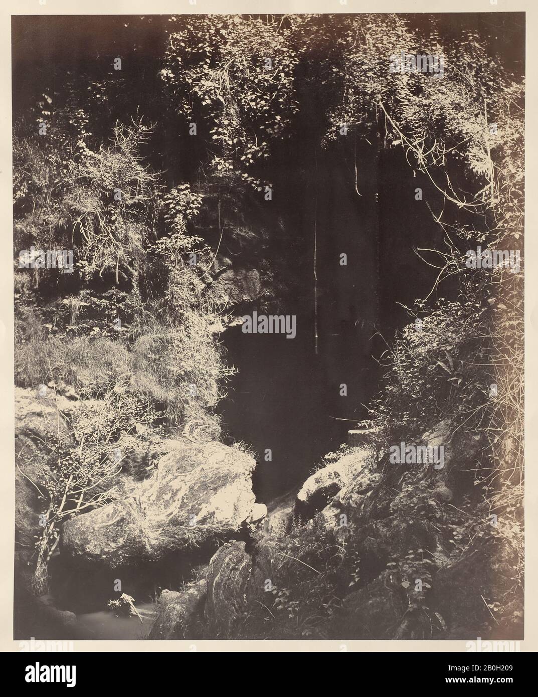 Robert Macpherson, Scozzese, C. 1815–1872, attivo in Italia, la Grotta di Tivoli, circa 1860, stampa Albume da un albume su vetro negativo, 15 3/16 × 12 3/8 in. (38,5 × 31,5 cm Foto Stock