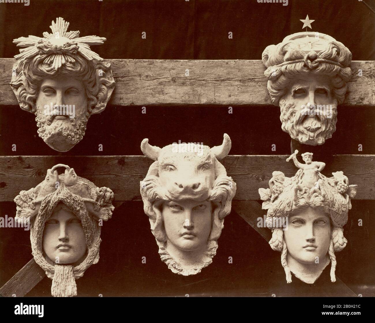 Louis-Émile Durandelle, francese, 1839–1917, maschere per il camino nel Management Office, dalla Nuova Opera di Parigi: Scultura ornamentale, 1865-72, stampa Albumen da collodio umido negativo, Totale: 8 1/4 × 10 1/2 in. (21 × 26,7 cm Foto Stock