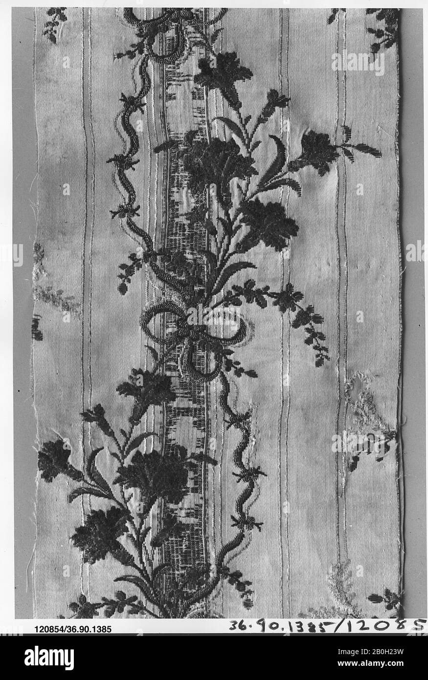 Pezzo, francese, 18th secolo, francese, filo di seta e metallo, L. 18 x W. 6 1/2 pollici, 45,7 x 16,5 cm, tessuto tessile Foto Stock