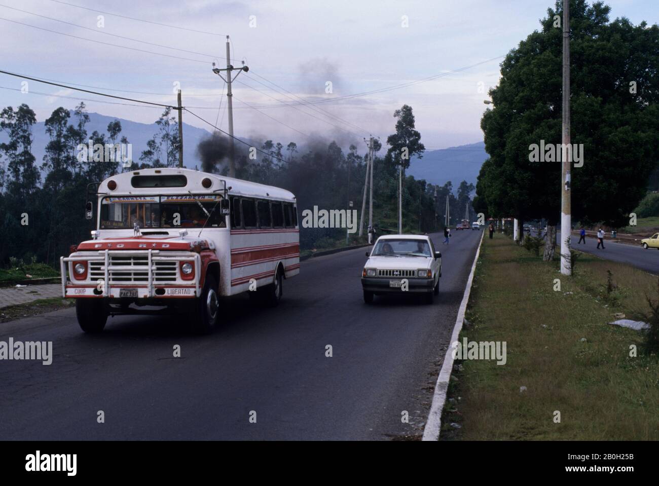 ECUADOR, QUITO, SCENA STRADALE, AUTOBUS, INQUINAMENTO DEI GAS DI SCARICO Foto Stock