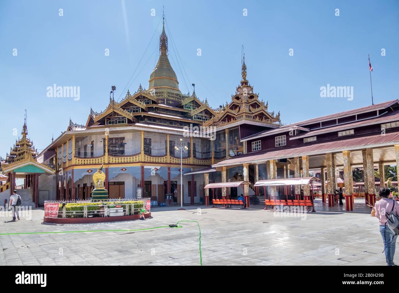 LAGO Inle, MYANMAR - 21 GENNAIO 2020: Pagoda U di Hpaung Daw sul lago Inle in Birmania Foto Stock