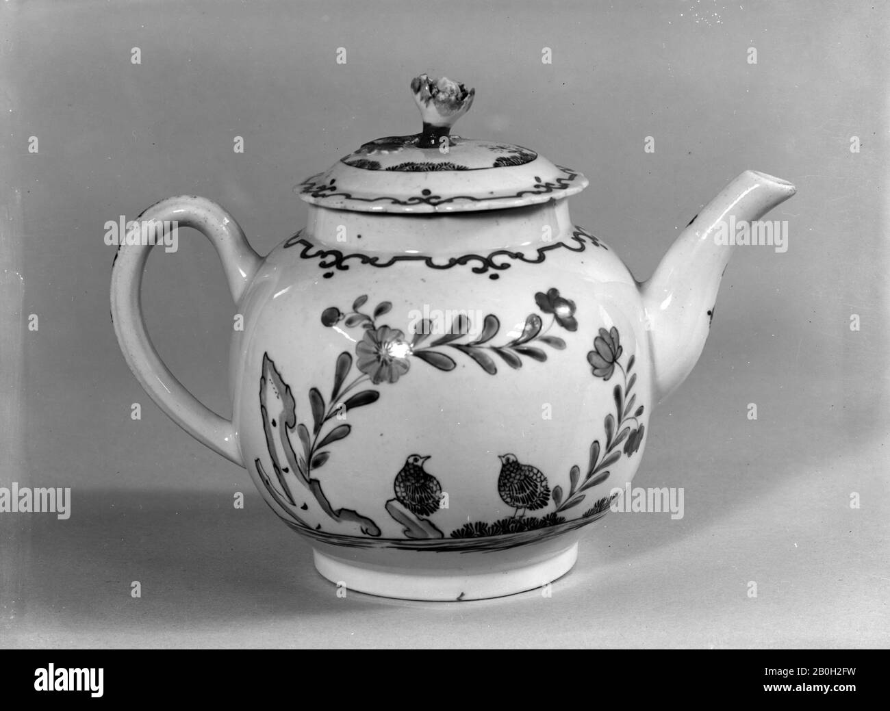 Worcester Factory, Teapot, British, Worcester, Worcester Factory (British, 1751–2008), ca. 1765–70, British, Worcester, porcellana in pasta morbida, 5 3/8 × 7 3/4 in. 13,7 cm, ceramica-ceramica Foto Stock