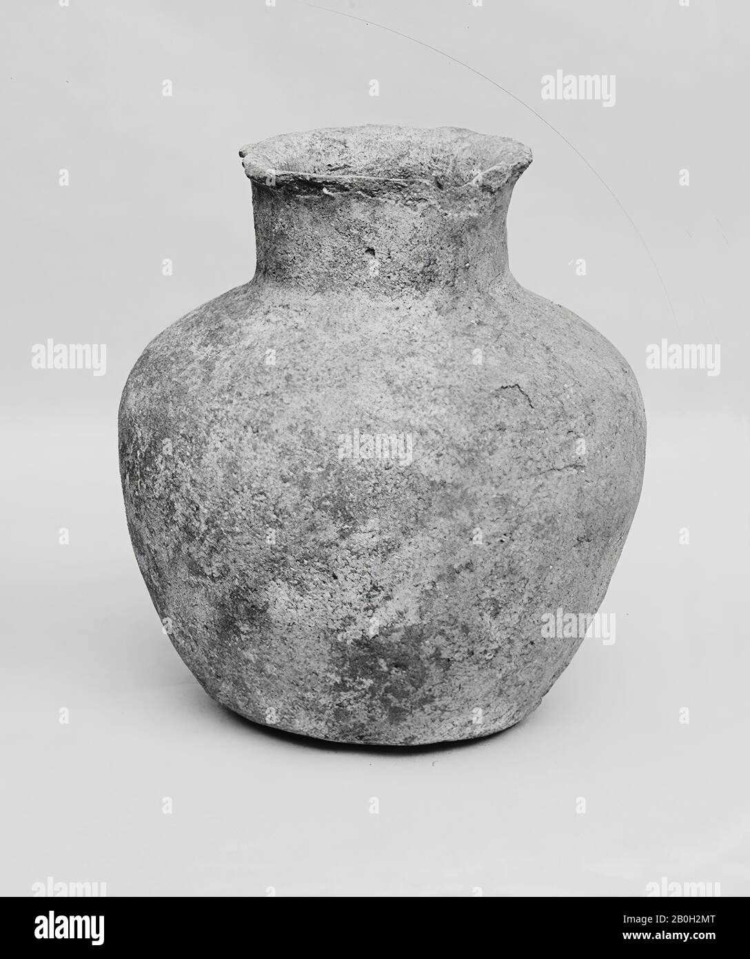 Caraffa, Giappone, Giappone, materiale per l'orecchio, H. 4 3/8 in. (11,1 cm), ceramica Foto Stock