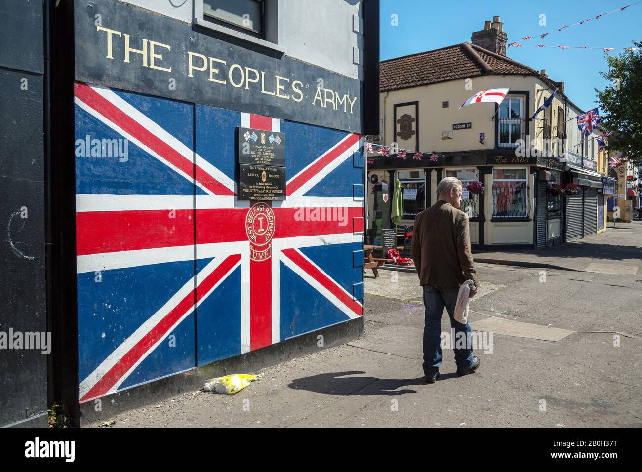 14.07.2019, Belfast, Irlanda del Nord, Gran Bretagna - Union Jack con riferimento all'esercito britannico, Shankill Road, parte protestante di West Belfast. Foto Stock