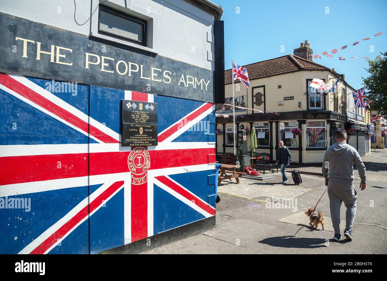 14.07.2019, Belfast, Irlanda del Nord, Gran Bretagna - Union Jack con riferimento all'esercito britannico, Shankill Road, parte protestante di West Belfast. Foto Stock