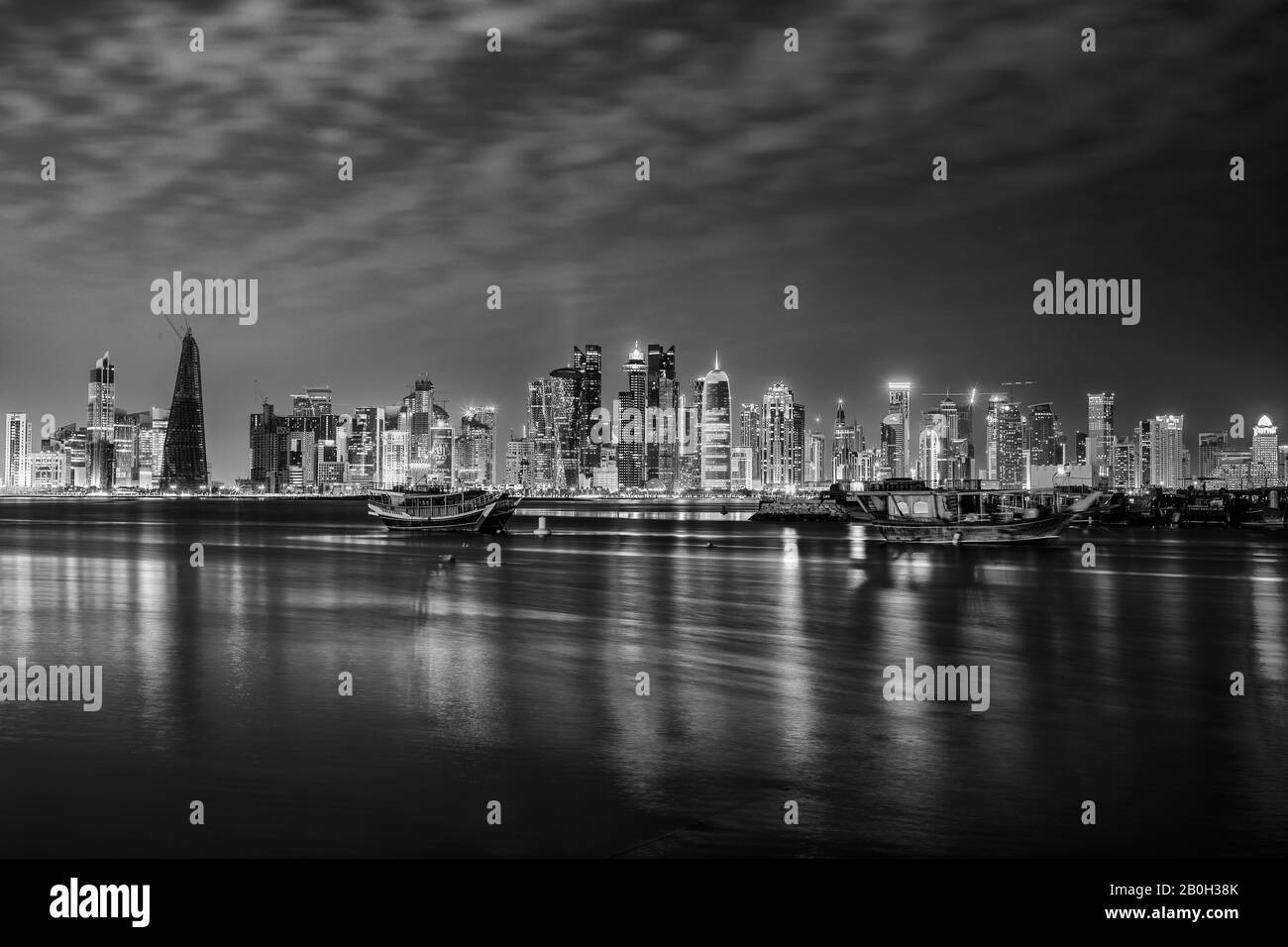 18 Gennaio 2020. Lo skyline della città di Doha si illumina di notte. Qatar, Medio Oriente Foto Stock