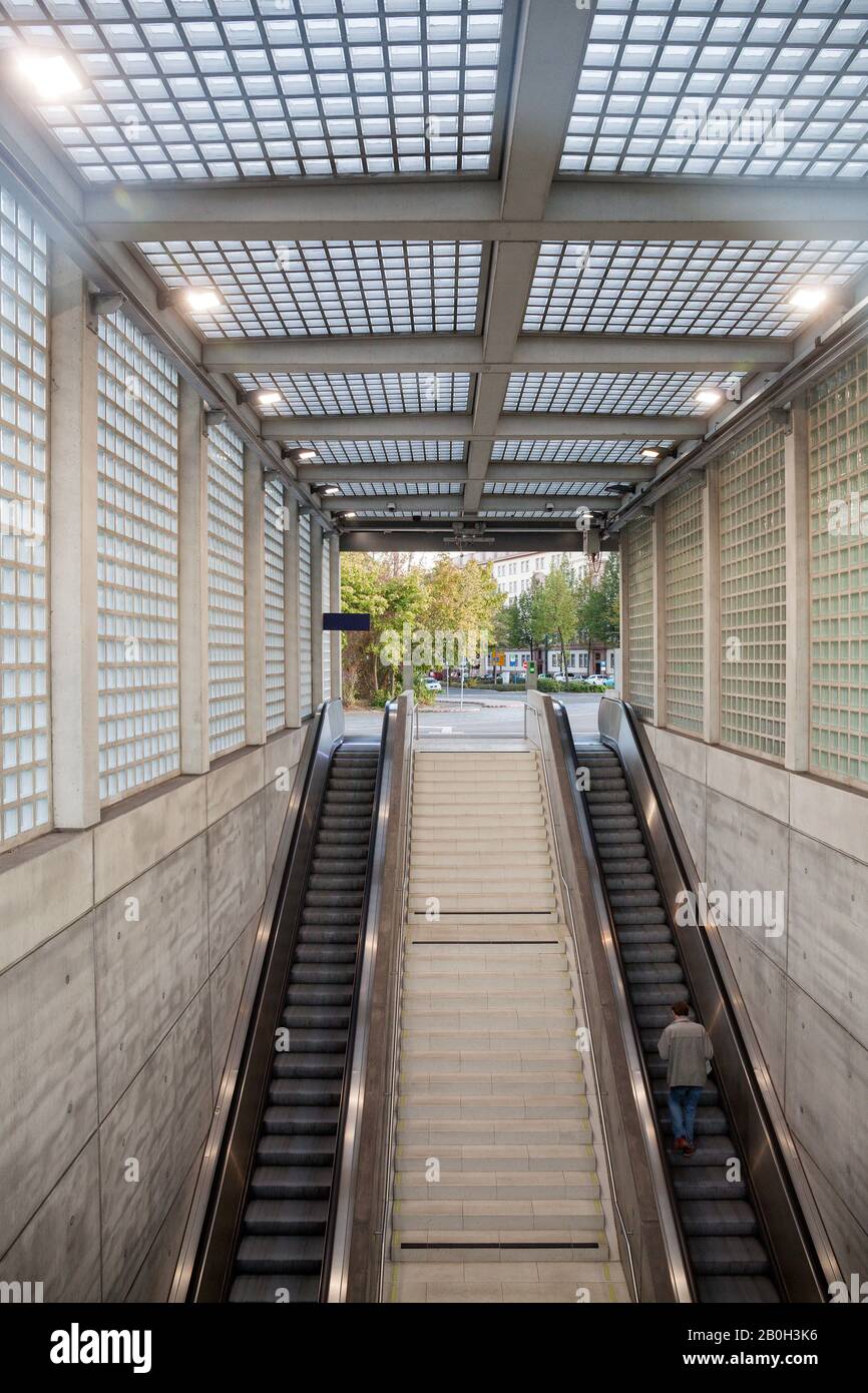 05.10.2018, Lipsia, Sassonia, Germania - Ingresso Alla Stazione Del Tunnel Cittadino Wilhelm-Leuschner-Platz A Lipsia-Mitte. 00P181005D097CAROEX.JPG [MODELLO RE Foto Stock