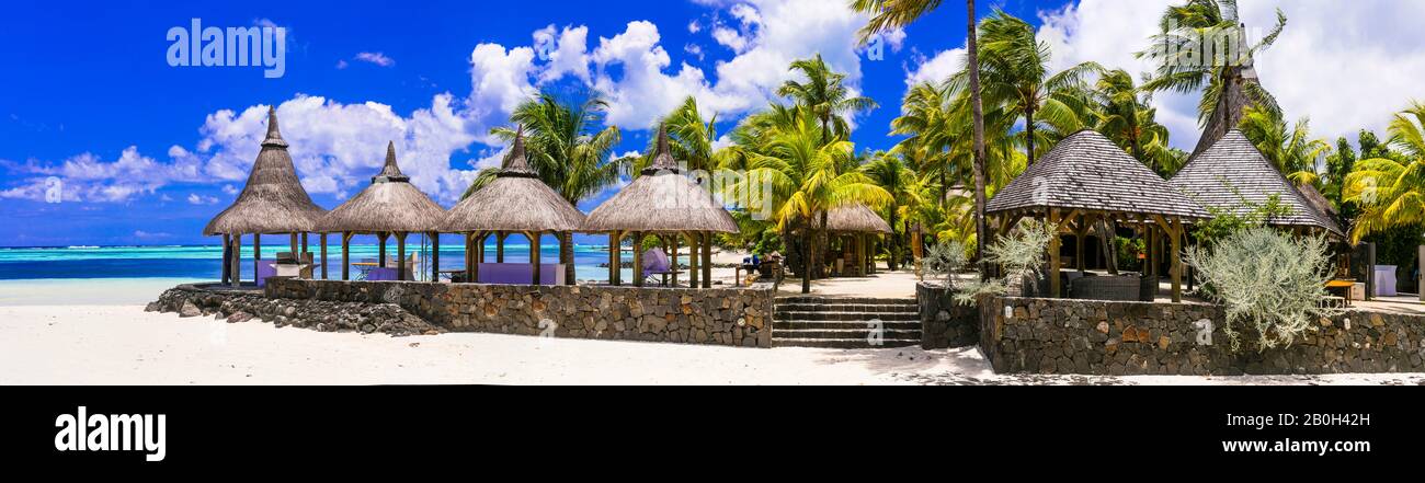 Paesaggio tropicale dell'isola. Mauritius con belle spiagge e resort di lusso. Vacanze tranquille e rilassanti Foto Stock