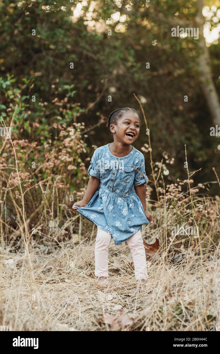 Ritratto di felice preschool-invecchiato ragazza sicura sorridente in campo Foto Stock