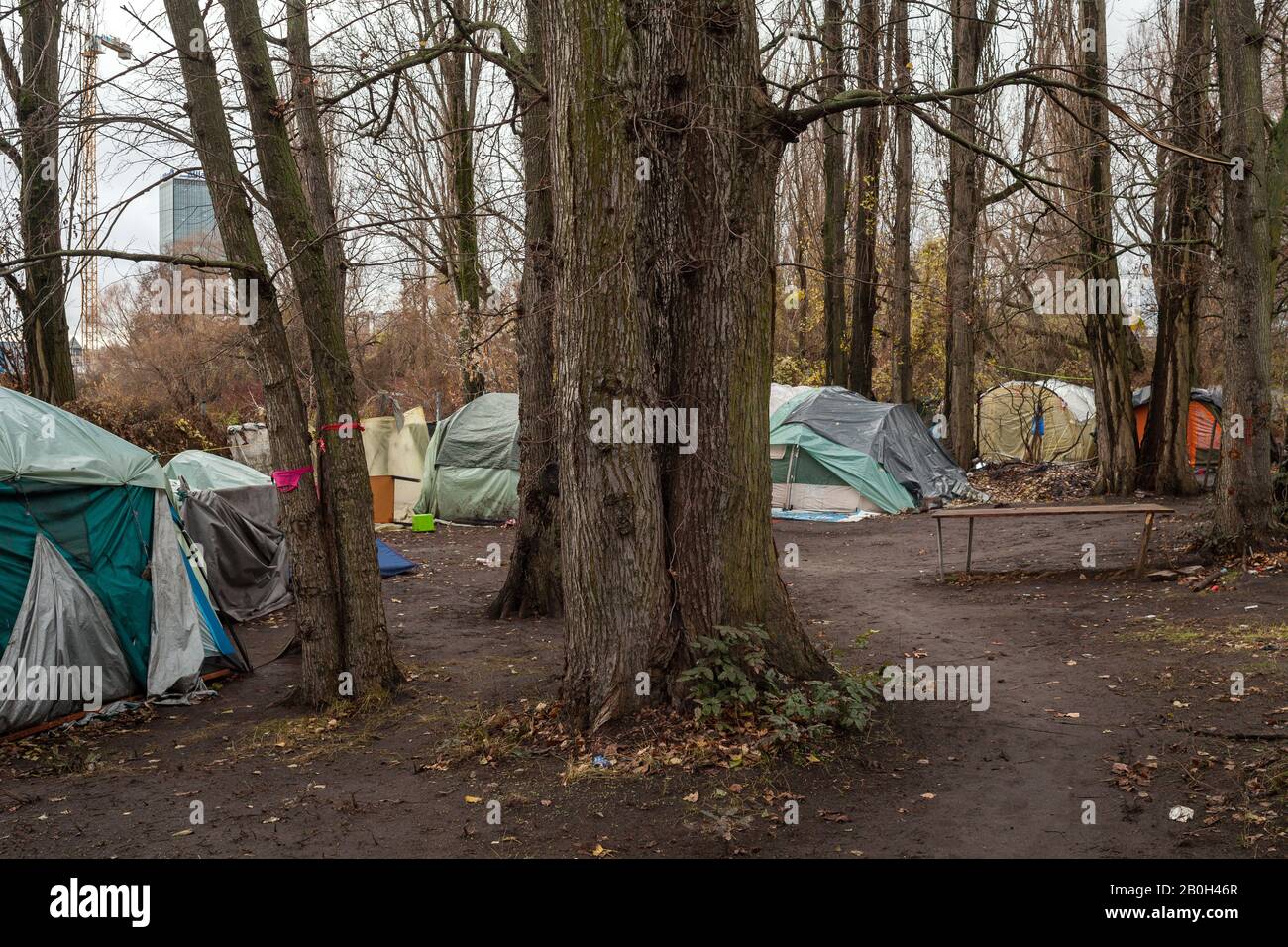 09.12.2018, Berlino, Berlino, Germania - Tende di senzatetto al Paul-und-Paula-Ufer di Berlino-Rummelsburg. 00P181209D183CAROEX.JPG [MODELLO RELEAS Foto Stock