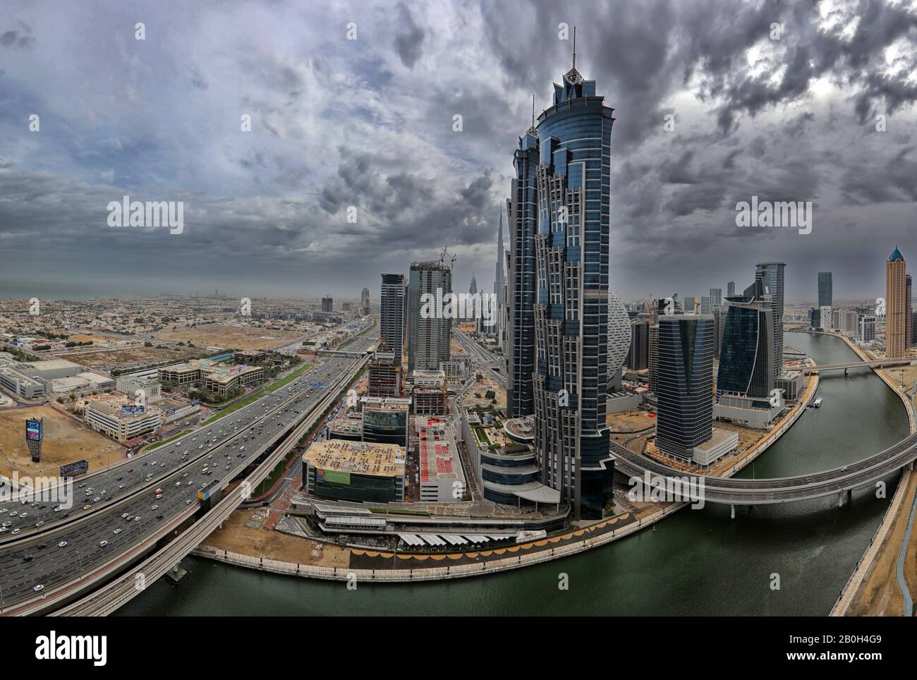 28.03.2019, Dubai, , Emirati Arabi Uniti - Vista sulla città con vista sul Marriott Marquis Hotel at Dubai Creek. Sulla sinistra, Sheikh Zayed Road. 00S19 Foto Stock