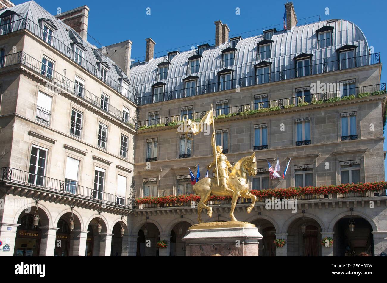 Statua equestre di Jeanne d'Arc di fronte all'Hotel Regina. Parigi 1e arr. Ile de France. Francia Foto Stock