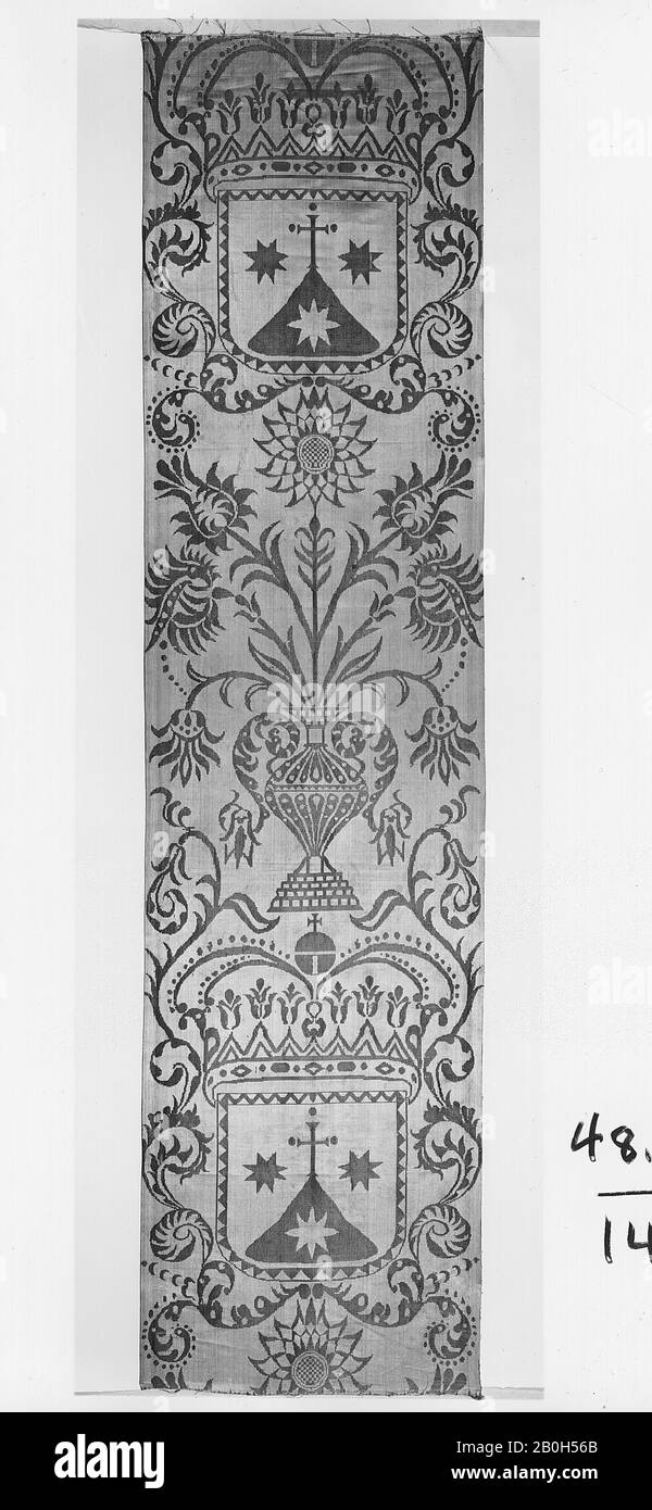 Lunghezza di seta con stemma di Ordine carmelitano, Spagnolo, 17th secolo, Spagnolo, Seta, L. 87 x W. 22 pollici (221,0 x 55,9 cm), tessuto tessile Foto Stock