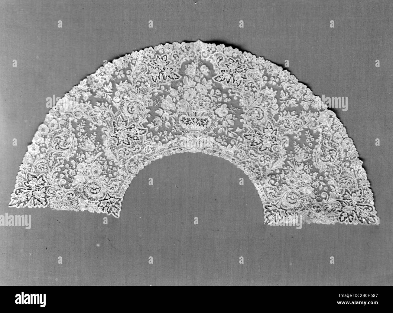Fan leaf, francese, 1882, francese, merletto A Bobina, punto d'Angleterre, L. 15 1/2 x W. 7 pollici (39,4 x 17,8 cm), Textiles-Laces Foto Stock