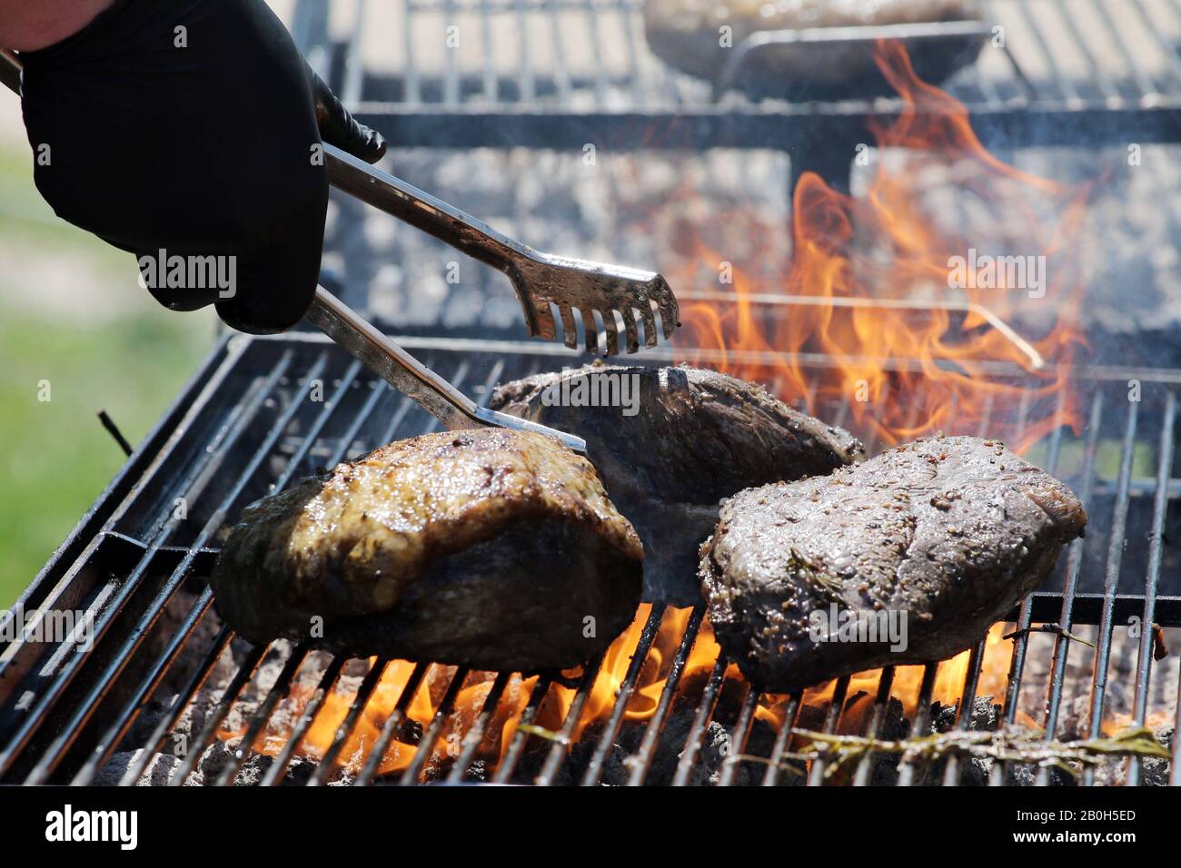 23.06.2019, Hannover, bassa Sassonia, Germania - La Carne viene preparata su una griglia. 00S190623D330CAROEX.JPG [RILASCIO MODELLO: No, RILASCIO PROPRIETÀ: No (c) caro i Foto Stock