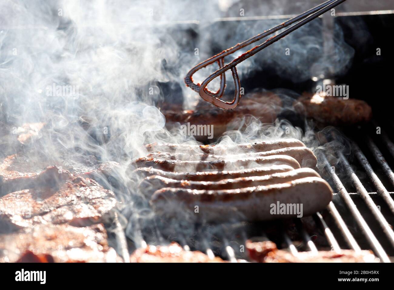31.10.2019, Halle (Saale), Sassonia-Anhalt, Germania - le salsicce fritte e la carne sono preparate su una griglia. 00S191031D572CAROEX.JPG [VERSIONE MODELLO: NO, PROPE Foto Stock