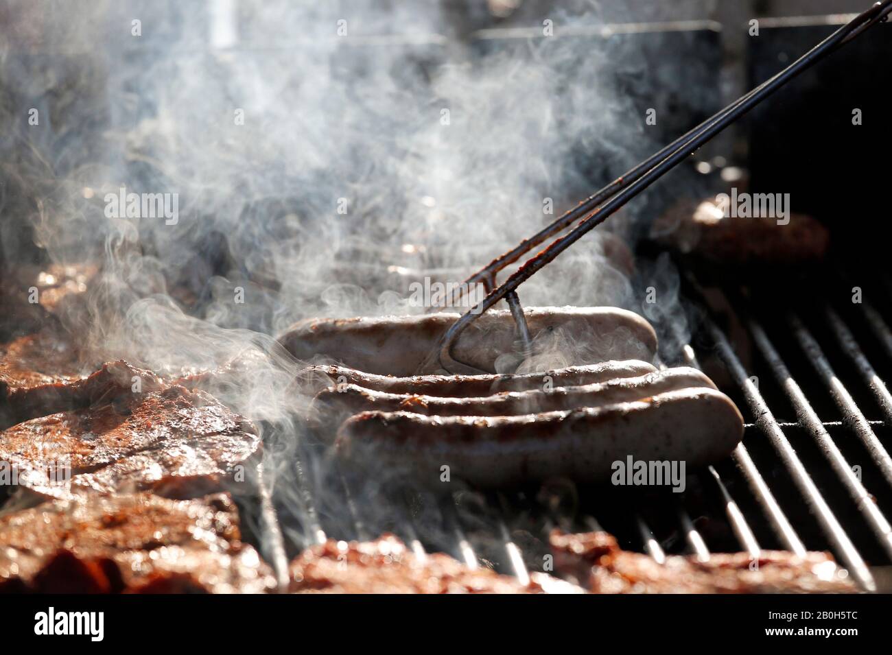 31.10.2019, Halle (Saale), Sassonia-Anhalt, Germania - le salsicce fritte e la carne sono preparate su una griglia. 00S191031D573CAROEX.JPG [VERSIONE MODELLO: NO, PROPE Foto Stock
