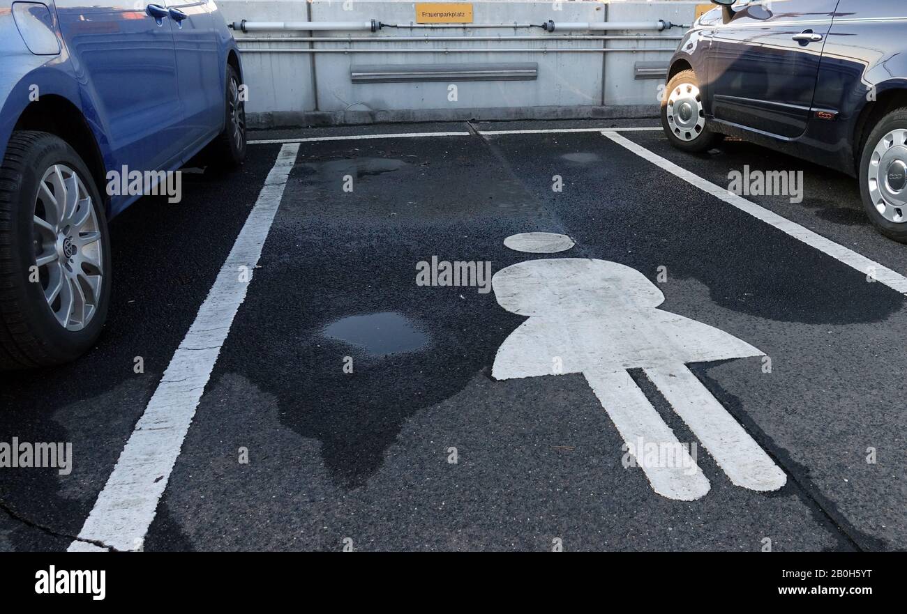 05.12.2019, Berlino, , Germania - Parcheggio per le donne su un ponte di parcheggio. 00S191205D665CAROEX.JPG [RILASCIO MODELLO: No, RILASCIO PROPRIETÀ: No (c) immagini caro / Foto Stock