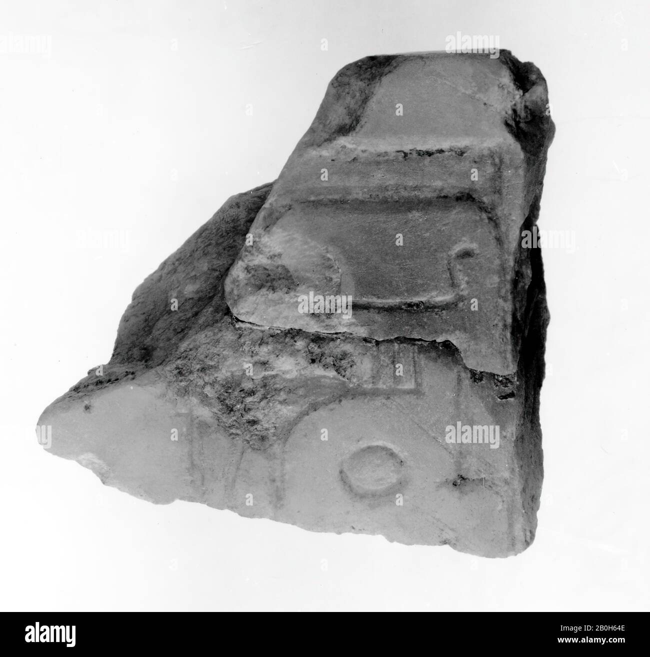 Frammento dell'angolo superiore Destro di Un Lato della scatola canopica di Siptah, nuovo Regno, Ramesside, Dinastia 19, regno di Siptah, ca. 1194–1188 a.C., Dall'Egitto, dall'Egitto superiore, da Tebe, dalla Valle dei Re, dalla Tomba di Siptah (KV 47), dagli scavi di Davis, 1912, da travertino (alabastro egiziano), N.A. Foto Stock