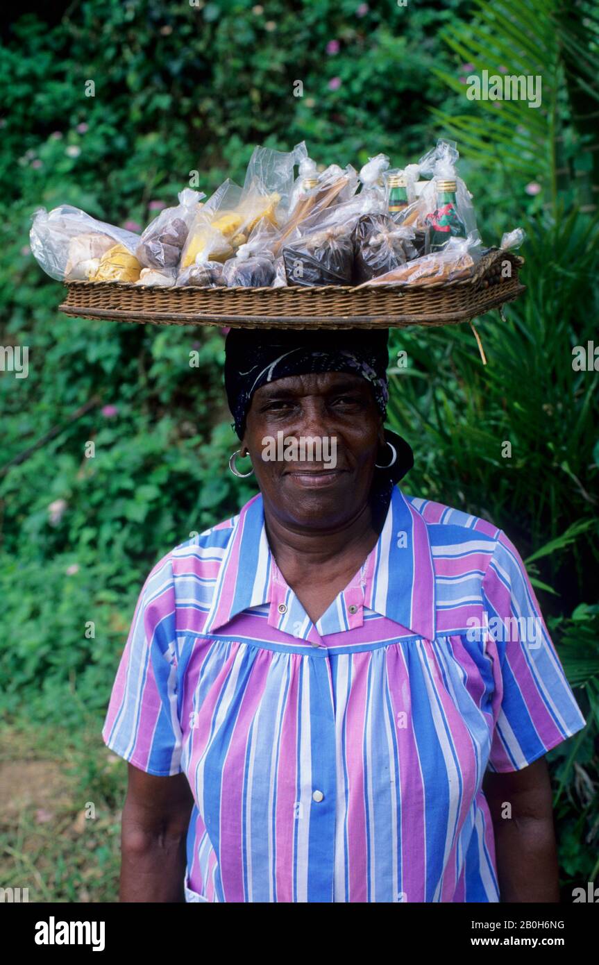 GRENADA, DONNA LOCALE CHE VENDE SPEZIE Foto Stock