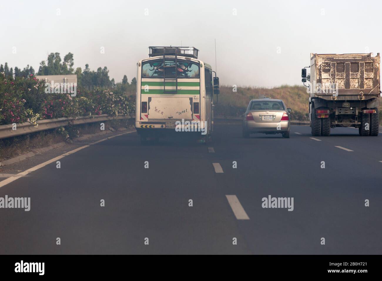 01.11.2019, Addis Abeba, Addis Abeba, Etiopia - traffico stradale sulla moderna autostrada a pedaggio da Addis Abeba a Adama. Nuvola di scarico di un bus. 00U19110 Foto Stock