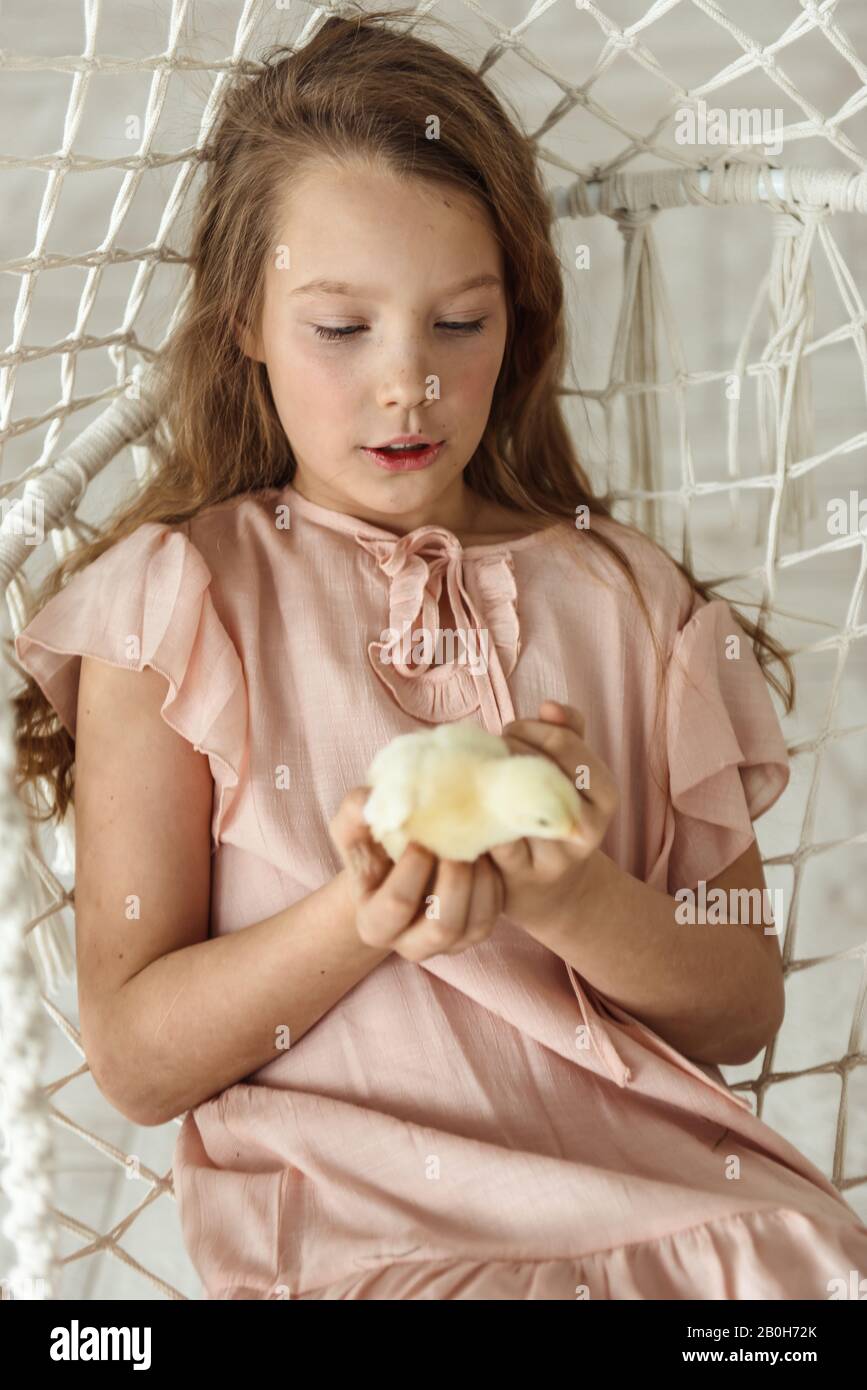 I bambini di Pasqua giocano con conigli e anatre Foto Stock