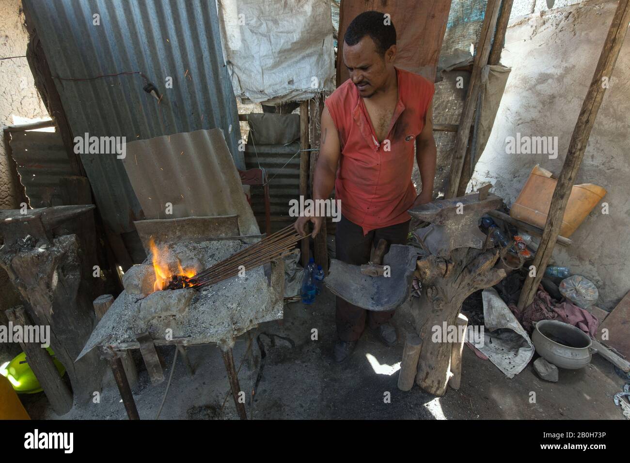 02.11.2019, Adama, Oromiyaa, Etiopia - un fabbro forgia chiodi di ferro nel suo laboratorio. Il Progetto Di Empowerment Economico Dei Giovani, Soggetto Alle Migrazioni E Alle Donne, Foto Stock